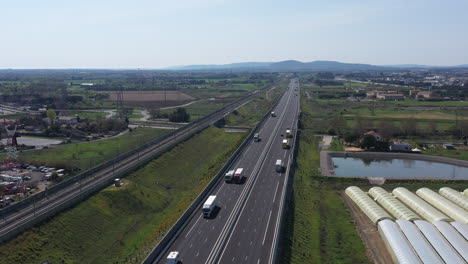 Restricción-De-Vehículos-Toma-Aérea-Autopista-No-Hay-Tráfico-Montpellier-Solo-Camiones